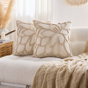 Coussin décoratif doux de style scandinave, accent moderne nordique pour canapé, chambre et salon - Product Image 1