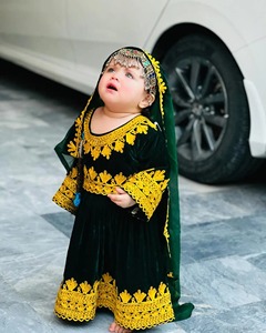 Vestido Regional Verde Terciopelo para Niñas, Manga Larga, Encaje Hecho a Mano, Bordado, Traje Tradicional para Festivales y Fiestas - Product Image 3