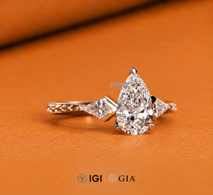Bague de fiançailles Art Nouveau à trois pierres en diamant poire avec taille aile de cerf latérale, bague de mariage pour elle, bague Art Déco conique pour anniversaire - Product Image 2