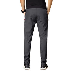 Jeans en denim extensible pour hommes, coupe slim, coutures renforcées et tissu doux en mélange de coton pour une flexibilité tout au long de la journée - Product Image 2