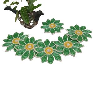 Ensemble de sous-verres et tapis de table en perles de verre vert de forme florale faite à la main pour salle à manger élégante et décoration de table à la maison - Product Image 1