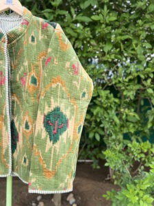 Veste en velours matelassé imprimé en coton de qualité supérieure pour femmes |   Vêtements d'extérieur floraux artisanaux faits à la main |   Boutique de mode de luxe - Product Image 3