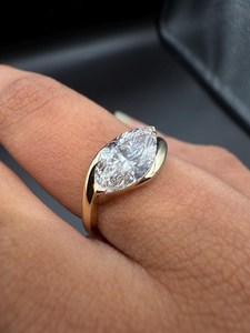 Anillo de banda curva con diamante de corte marquesa cultivado en laboratorio para mujer, con oro macizo de 14 quilates, regalo de compromiso para parejas - Product Image 3