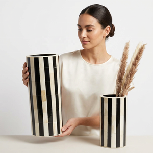 Pot de fleurs artisanal en os et résine, finition sculptée à la main, design écologique et durable pour une utilisation suspendue ou sur un bureau, style rustique moderne - Product Image 1