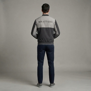 เสื้อแจ็คเก็ตบอมเบอร์บล็อกสีดำเทาสำหรับผู้ชาย ไซส์ใหญ่ โลโก้ที่อก สไตล์ลำลอง สตรีทแวร์ ซิปแบบรูดขึ้น รับผลิตตามแบบ OEM ODM ขายส่ง - Product Image 2