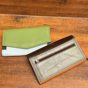 Vente en gros Livraison directe longue pochette design en cuir recyclé pochette faite à la main portefeuilles pour femmes en cuir multicolore - Product Image 4
