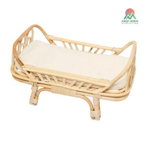 Lit de poupée en rotin naturel fait main, conçu pour les chambres d'enfants, adapté aux enfants de 5 à 7 ans. - Product Image 1