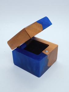 Caja de Anillo Cuadrada Magnética de Resina y Madera Hecha a Mano por Bela Artisan, Estilo Rústico-Moderno, Portátil, con un Solo Compartimento, Modelo 111 - Product Image 1