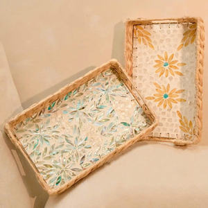 Bandeja Rectangular de Jacinto Hecha a Mano de Lujo con Incrustaciones Iridiscentes de Madreperla y Elegante Marco Tejido Natural Decorativo - Product Image 4