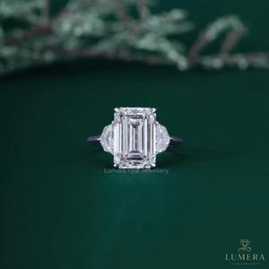 Bague de fiançailles en or blanc 18 carats avec trois diamants de laboratoire taille émeraude de 5,8 carats et pierres latérales trapézoïdales, certifiée IGI, luxe - Product Image 1