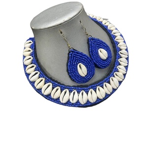 Collier artisanal en perles multicolores CRYSTAL CRAFT, mettant en valeur des médaillons animaux et géométriques avec franges - Product Image 1