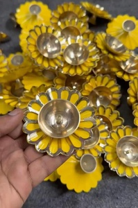 Lampe à huile traditionnelle en laiton pour mariage et Diwali, avec motif floral, pour les cérémonies religieuses et la décoration de Pooja, artisanat - Product Image 3