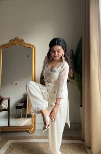 Ensemble élégant Salwar Kameez pour femme, idéal pour les fêtes, avec haut, bas et dupatta imprimés numériquement, disponible en XXL - Product Image 3
