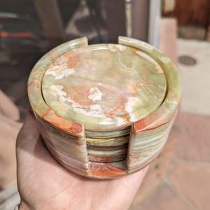 Ensemble de six sous-verres en onyx sculpté avec support en pierre - Product Image 4