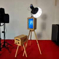 Photobooth en bois vintage avec écran de 18,5 pouces, couleur bois, pour appareil photo reflex numérique, idéal pour fêtes et mariages - Prix compétitif