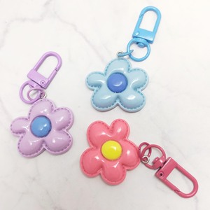 Adorable Flower Keychain made Resin and Alloy Bag <b>Charm</b> and <b>Keyring</b>, Perfect for Gifts. A charming accessory for everyday use - Product Image 2