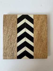 Sous-verres carrés en bois de manguier avec incrustation de résine noire et blanche, design géométrique, écologiques, faits à la main, sous-verres modernes pour boissons - Product Image 3