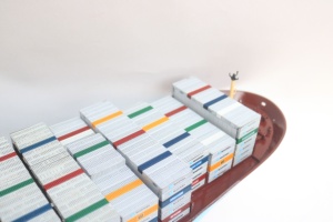 Maqueta de Barco Comercial de Madera Hecha a Mano - Modelo a Escala de Buque Portacontenedores Clase Triple E, Decoración de Oficina - Product Image 5