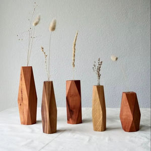 Jarrón de flores moderno de madera con etiqueta privada para decoración de interiores de estilo escandinavo con líneas limpias y acabado mate natural - Product Image 1