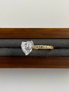 แหวนเพชรทรงหัวใจ 2.5 กะรัต สร้างในห้องปฏิบัติการ ประดับด้วยวงแหวนรอบเพชรแบบซ่อน ตัวเรือนทองคำขาว 14K ดีไซน์เกลียวแบบวินเทจ สำหรับงานหมั้นและงานแต่งงาน - Product Image 6