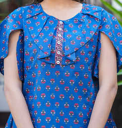 เสื้อผู้หญิงสีน้ำเงินผ้าฝ้ายพิมพ์ลายดอกไม้ทรงปกติพร้อมแขนบานและคอกลม ออกแบบมาเพื่อการสวมใส่ลำลองในฤดูร้อนทั่วโลก - Product Image 3