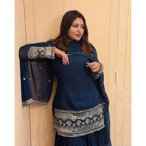 Ensemble de costume en mousseline de soie XL pour occasions spéciales avec des paillettes et des broderies Zari pour un look glamour - Product Image 4