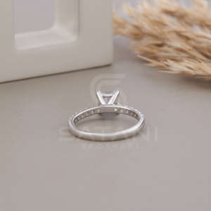 Anillo de Compromiso de Moissanita con Corte Princesa, Banda de Media Eternidad con Brillo Brillante, Diseño de Joyería Fina y Elegante - Product Image 3