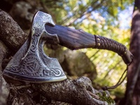 Hache Viking gravée industrielle Pasha Enterprises, tête barbue, manche en bois dur, fourreau en cuir, acier au carbone, 41 cm, garantie 3 ans