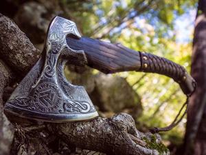 Hache Viking Industrielle Gravée, Manche en Bois Dur, Fourreau en Cuir, Acier Carbone, 41cm, Hachette de Survie pour Camping, Vente en Gros USA Europe - Product Image 4