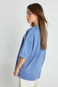 T-shirt imprimé du club du livre de New York - Product Image 2