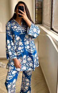 ชุดเซ็ตพิมพ์ลายสีน้ำเงินและสีขาว 2 ชิ้น ผ้าฝ้าย ชุดเซ็ตขายดีสำหรับฤดูใบไม้ผลิและฤดูร้อน เสื้อผ้าฝ้ายลำลองและกางเกงทรงขาบาน - Product Image 3