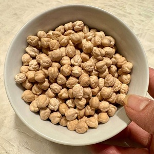 Pois chiches entiers bruts, haricots garbanzo, légumineuses naturelles séchées pour la transformation alimentaire et la vente en gros - Product Image 1