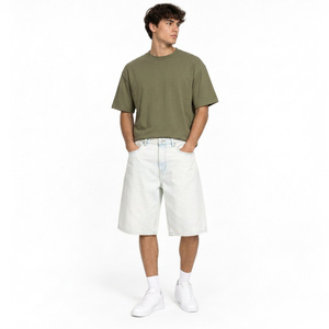 Shorts en jean longs à jambe droite personnalisés avec finition délavée mi-bleue, détail d'étiquette tissée personnalisée, longueur genou, coupe décontractée - Product Image 1