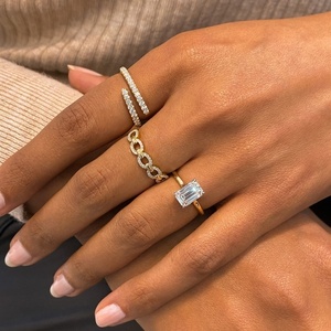 Anillo de Compromiso de Lujo con Diamante Cultivado en Laboratorio de Corte Esmeralda de 1.8 CT, Oro de Dos Tonos, Solitario de 4 Puntas, Certificado IGI - Product Image 1