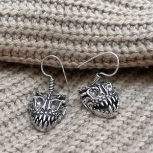 Boucles d'oreilles pendantes Tête de Monstre, Boucles d'oreilles Gothiques en Laiton Plaqué Argent, Boucles d'oreilles Pendantes Horreur en Laiton pour Femme, Vente en Gros de Boucles d'oreilles Gothiques - Product Image 4