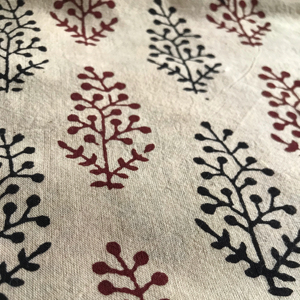 ผ้าฝ้ายพิมพ์ลายด้วยมือ ลายดอกบูติสีแดงและดำบนพื้นสีธรรมชาติ |   ตลาดขายส่งเจียปุร์ - Product Image 2
