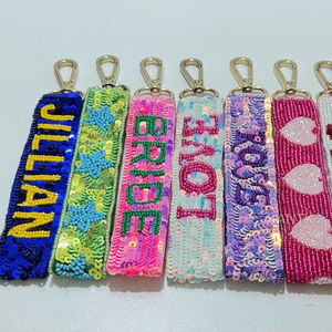 Breloque et porte-clés élégants et luxueux, faits à la main, avec broderie de perles en forme d'araignée, au design personnalisé et charmant, d'origine indienne - Product Image 1