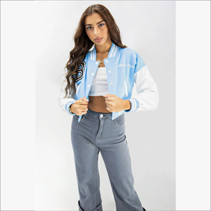 Chaqueta Varsity Corta Personalizada para Mujer, Chaqueta Bomber de Béisbol con Botones, Chaquetas Varsity para Mujer con MOQ Bajo, OEM - Product Image 2