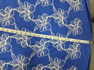 ผ้าปักลายดอกไม้สีขาวแบบสามมิติ พร้อมด้วยงานปักดิ้นดิ้นสีน้ำเงินรอยัล สำหรับเสื้อผ้าดีไซเนอร์และชุดพื้นเมือง ขายส่ง - Product Image 4
