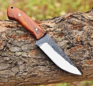 Cuchillo de Supervivencia Forjado a Mano en Acero al Carbono con Mango de Palisandro y Espiga Completa para Caza y Camping con Funda de Cuero Personalizada OEM/ODM - Product Image 2