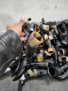 Nuevo Cuerno Vikingo para Beber Hecho a Mano, Ecológico, de Cuerno de Búfalo Pulido, con Soporte de Cuero Estilo Animal, Artesanía Natural Navideña - Product Image 2