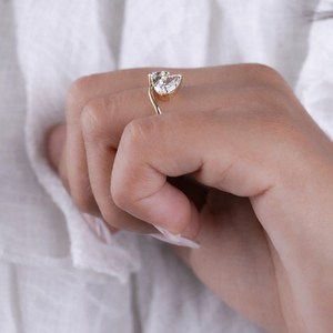 Bague Toi et Moi en or massif 10K 14K 18K avec deux pierres, diamant de laboratoire de couleur DEF, clarté VS VVS, certifié IGI, taille poire et ronde, bague de mariée - Product Image 4
