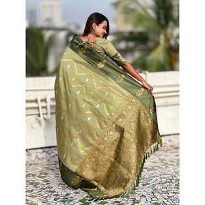 Sari de Seda Suave Verde Pista de Elite Weaves, Diseño Zig Zag con Bordado Zari, Vestidos Elegantes de Noche - Product Image 4