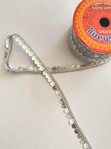 Bordure en sequins argentés et strass tressés pour la décoration de vêtements, applique durable à bords tissés - Product Image 5