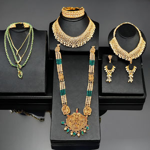 ชุดสร้อยคอยาวแบบโบราณของอินเดีย ทำจากทอง 22K ประดับด้วยไข่มุกและลูกปัดสีเขียว |   ชุดเจ้าสาวลายพิมพ์นกยูง - Product Image 2