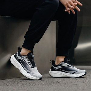 รองเท้าวิ่งผู้ชายแบบไม่มีเชือกผูก หัวเข็มขัดหมุนได้ รุ่นใหม่สำหรับฤดูใบไม้ผลิและฤดูร้อน ผ้าตาข่ายระบายอากาศ พื้นรองเท้านุ่ม ซับแรงกระแทก รองเท้ากีฬาลำลอง - Product Image 2