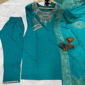 Nouvelle Arrivée : Ensemble Kurti-Pant et Dupatta en Soie Romaine avec Broderie Cordonnée et Paillettes – Vente en Gros - Product Image 1