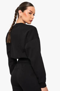 Sudadera negra sostenible para mujer, corte cropped, cuello redondo, bajo profundo, estilo boxy, hombros caídos, con capucha, tejido trasero cepillado suave - Product Image 4