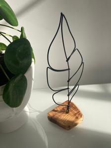 Escultura Moderna Abstracta de Hojas de Alambre con Base de Madera, Ideal para Decoración de Mesa, Sala de Estar, Oficina y Estanterías, Procedente de la India - Product Image 3