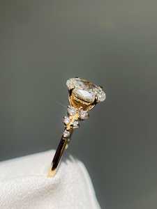 Bague de fiançailles ovale d'inspiration vintage avec halo de diamants en éclat étoilé et sangle fendue pavée en or 10K, 14K, 18K ou en argent - Product Image 5